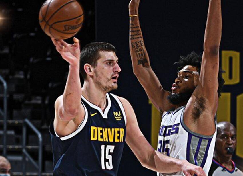 一名球员还 一名球员还