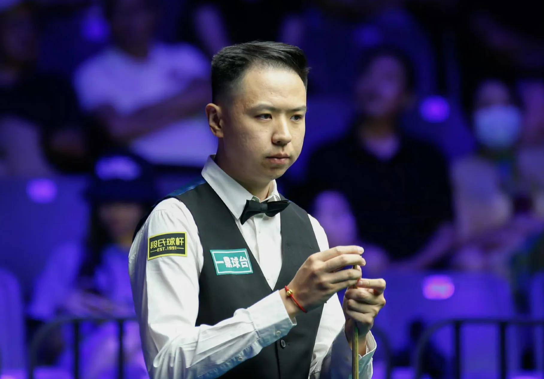 球队以艰苦 球队以艰苦